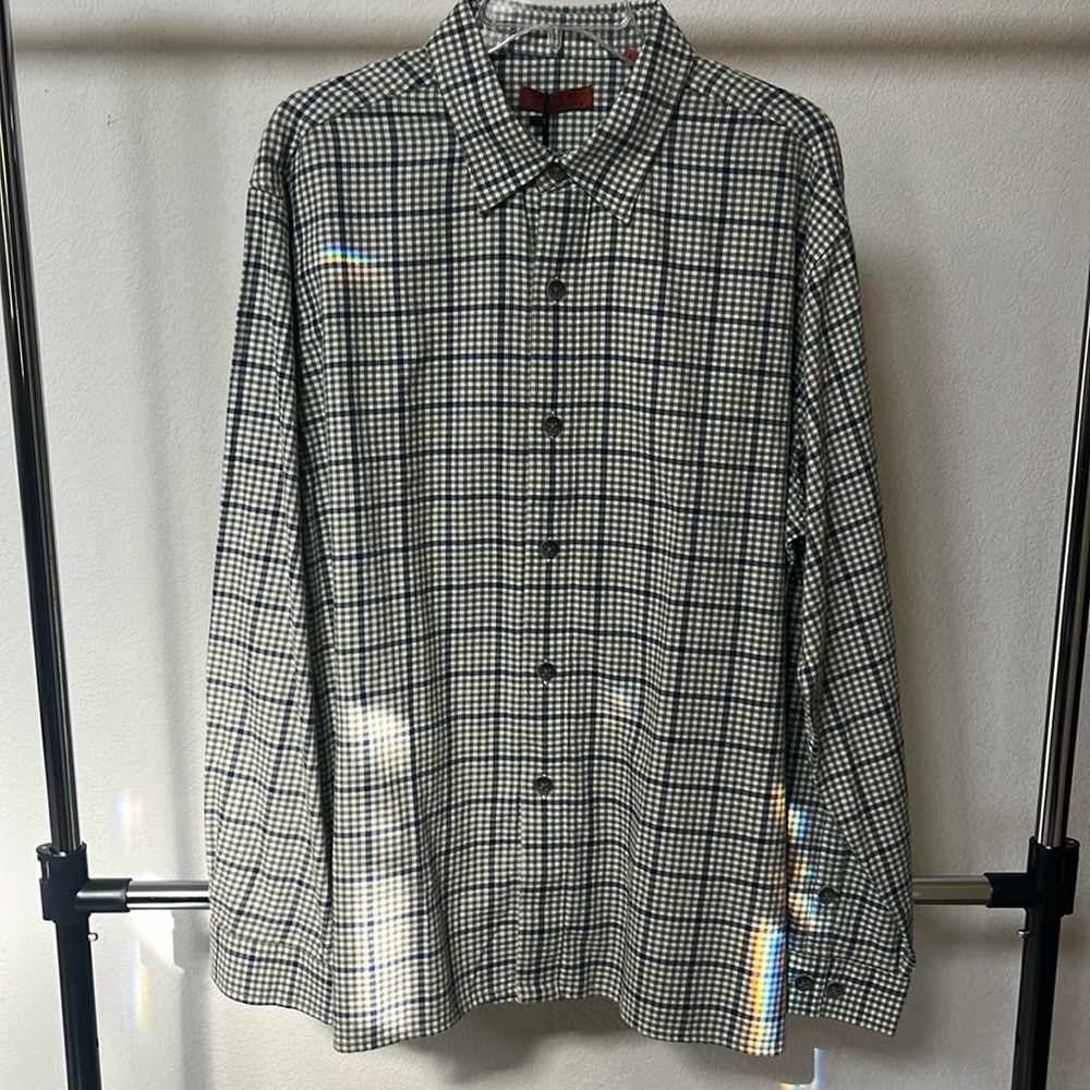 A Vertical by Robert Comstock shirt. Size XL. 100% cotton.